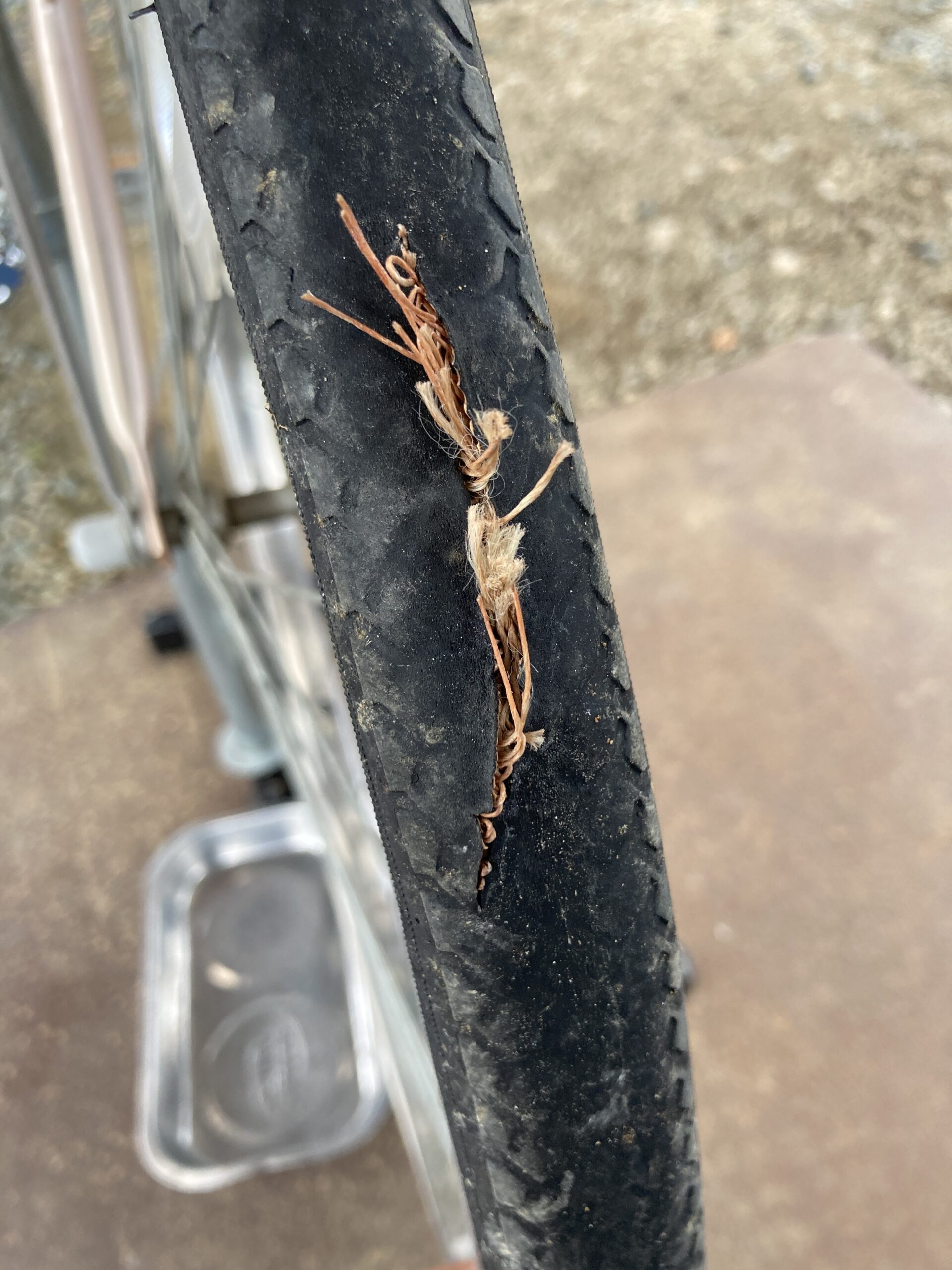 バーストした自転車のタイヤ交換 – Repair cycle リペアサイクル